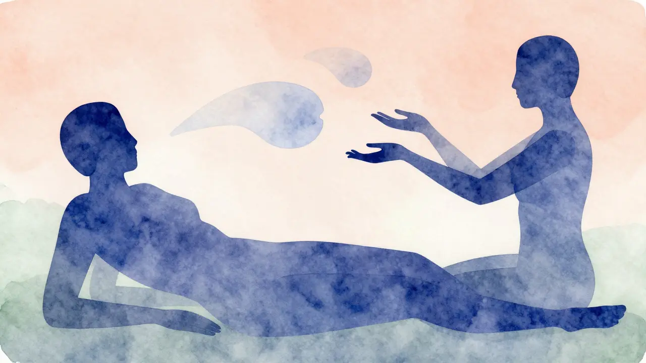 Abstraktní vodové barvy znázorňující pomalý, cílově nezatížený dotek mezi dvěma postavami v klidném prostředí.