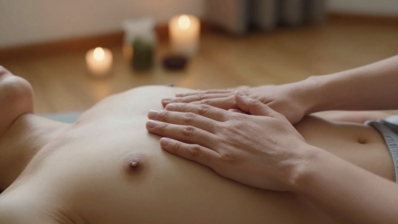 Ruce na hrudi a břiše, provádějící pomalý dýchací rituál 3:1 v klidném, světle osvětleném prostředí.