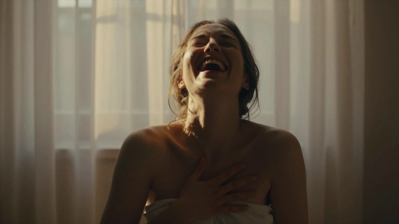 Žena se nečekaně směje během yoni masáže v klidném osvětleném prostoru.